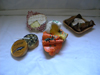 Sculpture en pâte et carton, papier mâché : Le Banon, le camembert, l'œuf sur le saumon, et le caviar